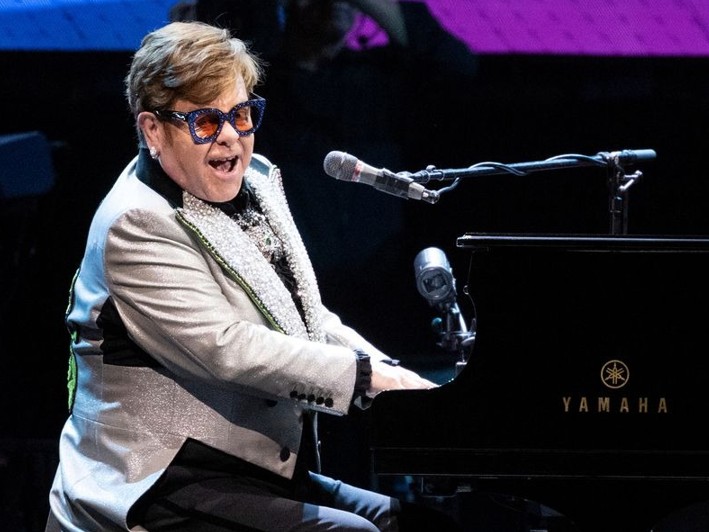 பார்வையை இழந்த பிரபல பிரிட்டிஷ் பாடகர் எல்டன் ஜான் (Videos)