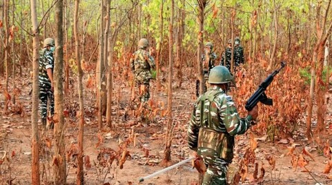 காவல்துறை உளவாளி எனக் கருதப்பட்ட பெண் நக்ஸல் பயங்கரவாதிகளால் கழுத்தறுத்துக் கொலை