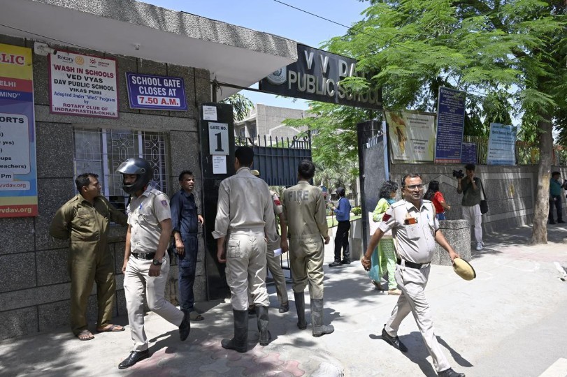 தலைநகர் டெல்லியில் 40 பள்ளிகளுக்கு வெடிகுண்டு மிரட்டல்!