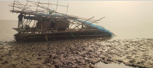 புஷ்பவனம் மீனவ கிராம கடற்கரையில்  கரை ஒதுங்கிய மியான்மர் நாட்டு மூங்கில் தெப்பம்!