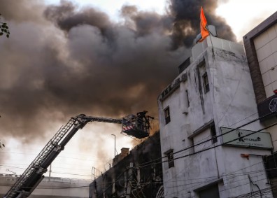 தில்லி உணவகத்தில் பயங்கர தீ விபத்து: மாடியிலிருந்து குதித்த வாடிக்கையாளர்கள்!