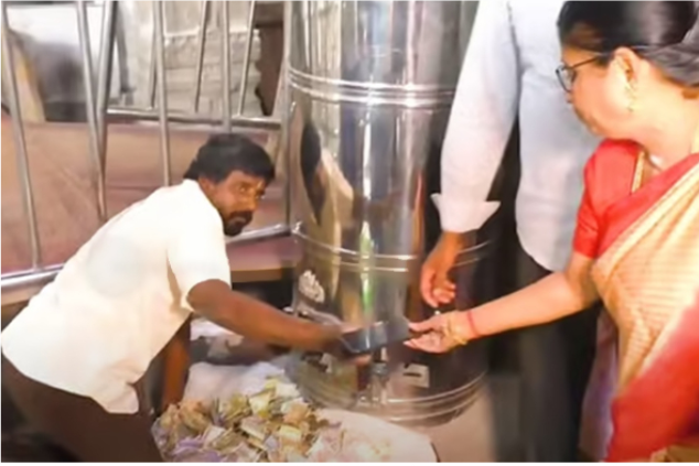 கோவில் உண்டியலில் தவறுதலாக விழுந்த பக்தரின் ஐபோன் – முருகனுக்கே சொந்தம் என திருப்பி கொடுக்க மறுத்த நிர்வாகம்