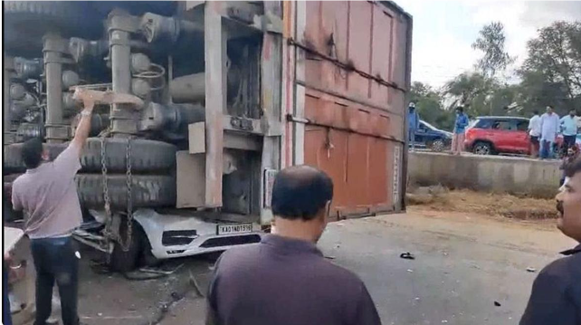 பெங்களூரு அருகே கார் மீது லாரி கவிழ்ந்த விபத்தில் 2 குழந்தைகள் உட்பட 6 பேர் பலி!