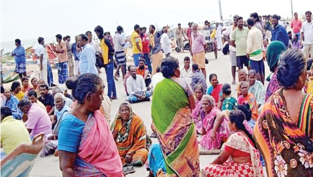 நீலக்கொடி கடற்கரை திட்டத்தை எதிர்த்து மெரினா லூப் சாலையில் பொதுமக்கள், மீனவர்கள் போராட்டம்!