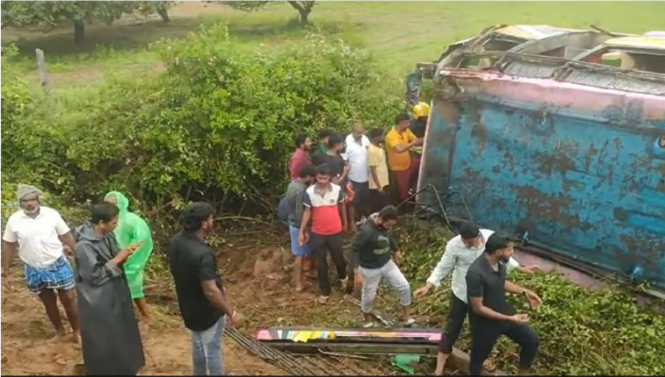 மேல்மருவத்தூர் ஆதிபராசக்தி கோயிலுக்குச் சென்ற தனியார் பேருந்து கவிழ்ந்து விபத்துக்குள்ளானதில் 40-க்கும் மேற்பட்டோர் காயம்!