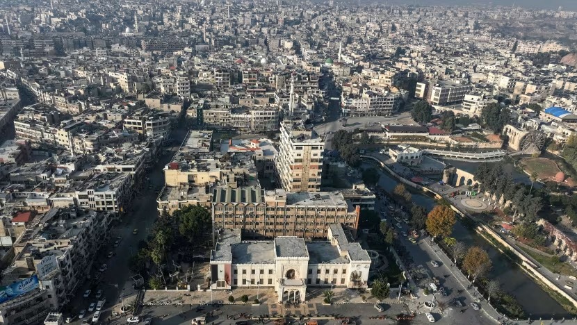 சிரியா நகரிலிருந்து வெளியேறும் மக்கள்.