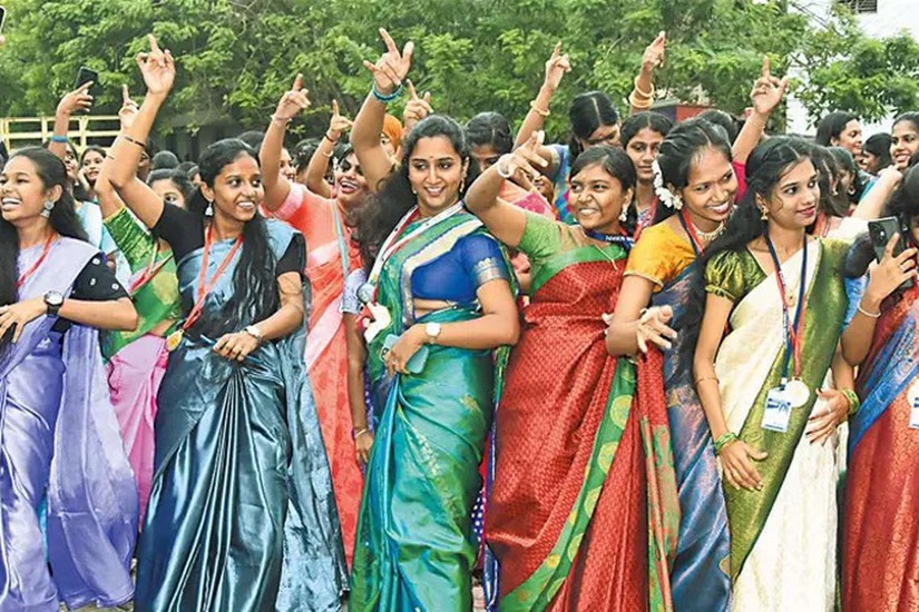 உலகச் சேலை தினத்தை முன்னிட்டு பாரம்பரியச் சேலை உடுத்திப் போட்டியிட்ட கல்லூரி மாணவிகள்.