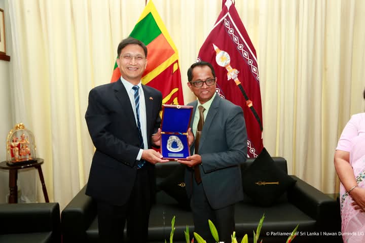 இலங்கைக்கான சீனத் தூதுவர்  சபாநாயகரை சந்தித்தார்.