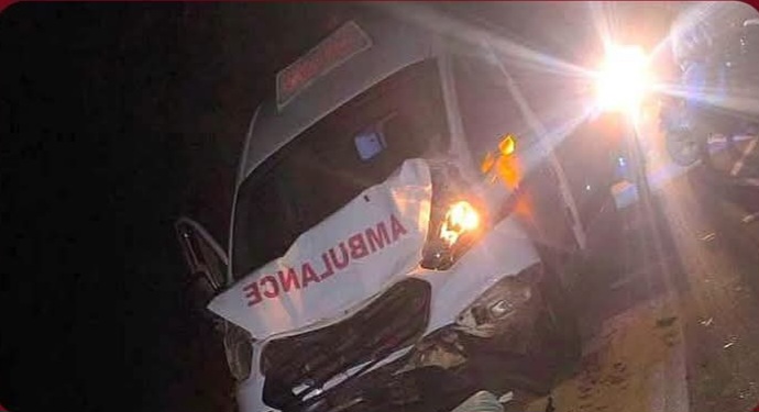 நோயாளர் காவுவண்டி மீது உழவு இயந்திரம் மோதி விபத்து.