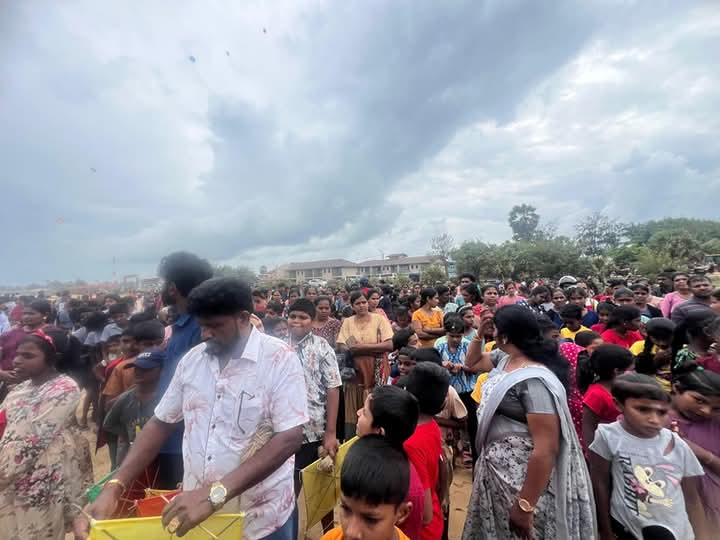 முல்லைத்தீவு கடற்கரையில்  பட்டத் திருவிழா.