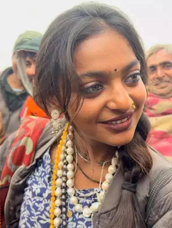 சொந்த ஊருக்கு திருப்பி அனுப்பப்பட்ட ‘கும்பமேளா வைரல் பெண்’ மோனாலிசா.