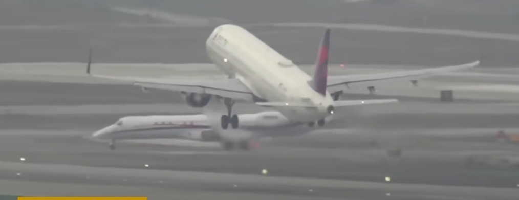 மோதிக்கொள்ளவிருந்த  இரு விமானங்கள் : தக்க நேரத்தில் விபத்து தப்பின (Video)