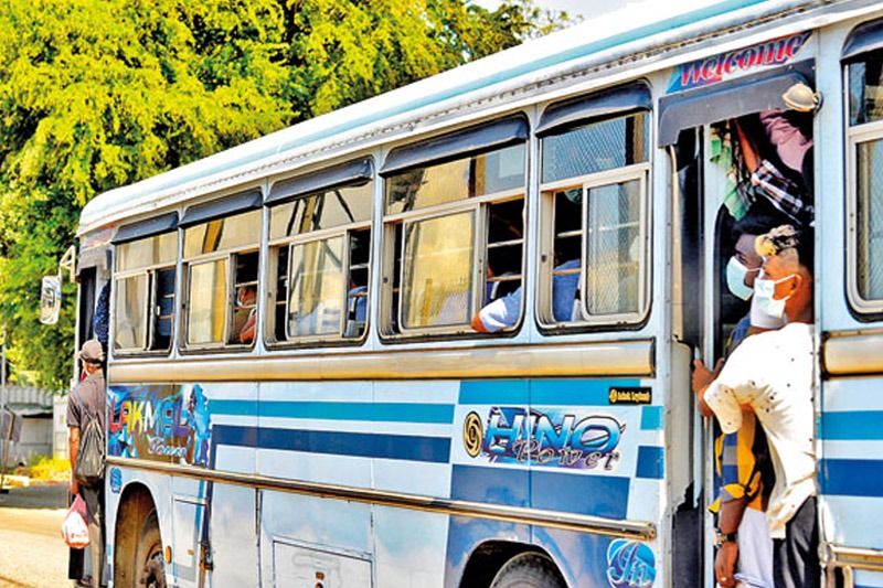 க்ளீன் ஸ்ரீலங்கா’: கண்டக்டர்கள் ஃபுட்போர்டுகளில் செல்ல தடை