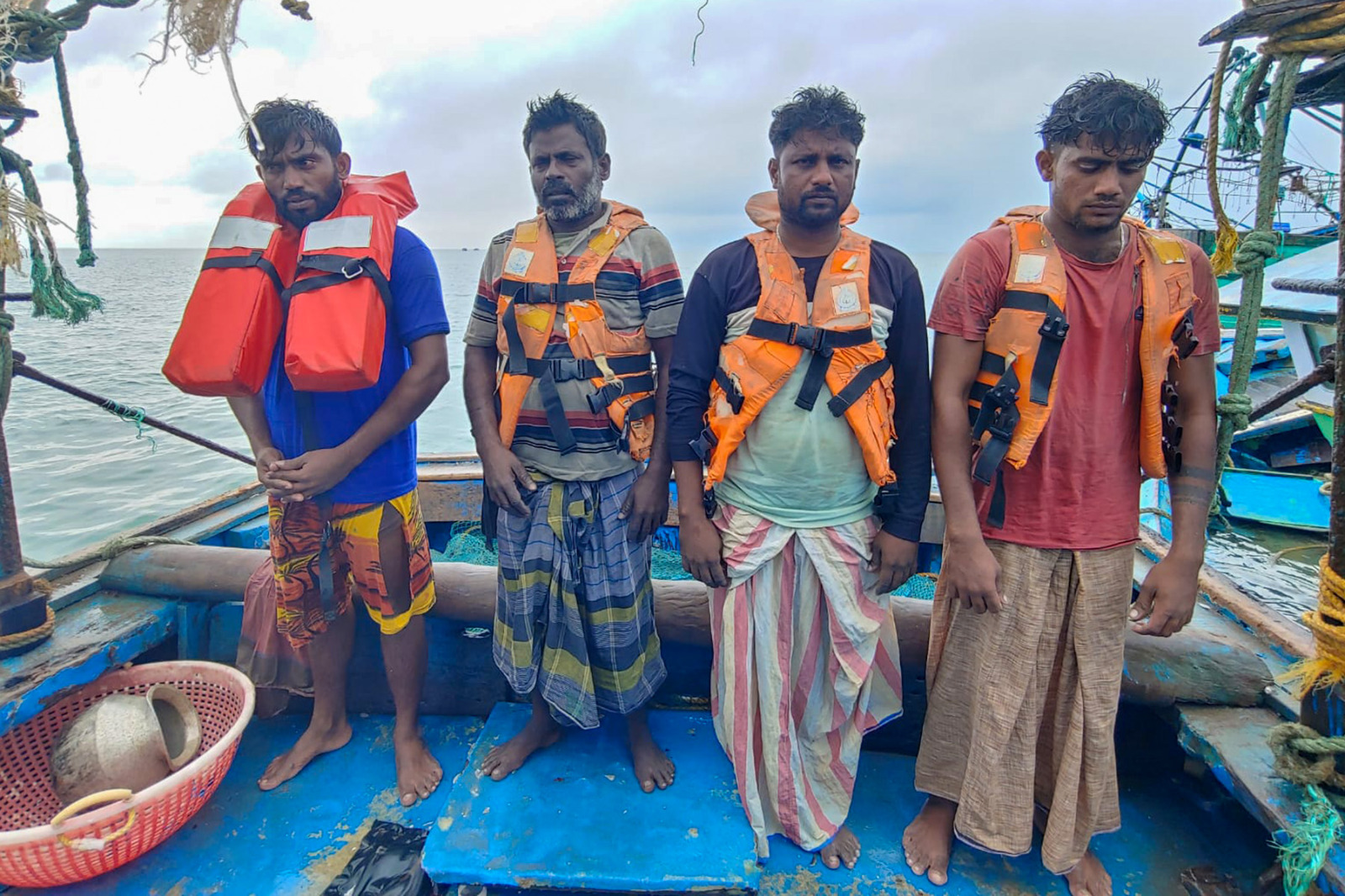 இலங்கை கடற்பரப்புக்குள் அத்துமீறி நுழைந்து மீன்பிடித்த குற்றச்சாட்டில் 8 இந்திய மீனவர்கள் கைது!
