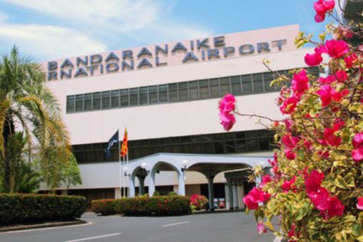 2 கோடி  ரத்தினங்களோடு சீன நாட்டு தந்தையும், மகளும் கட்டுநாயக்காவில் கைது.