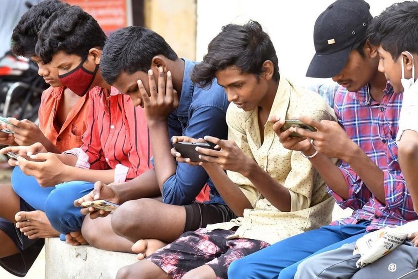 இணையத்தைப் பயன்படுத்தும் இந்தியர் எண்ணிக்கை 90 கோடியைத் தாண்டும்.