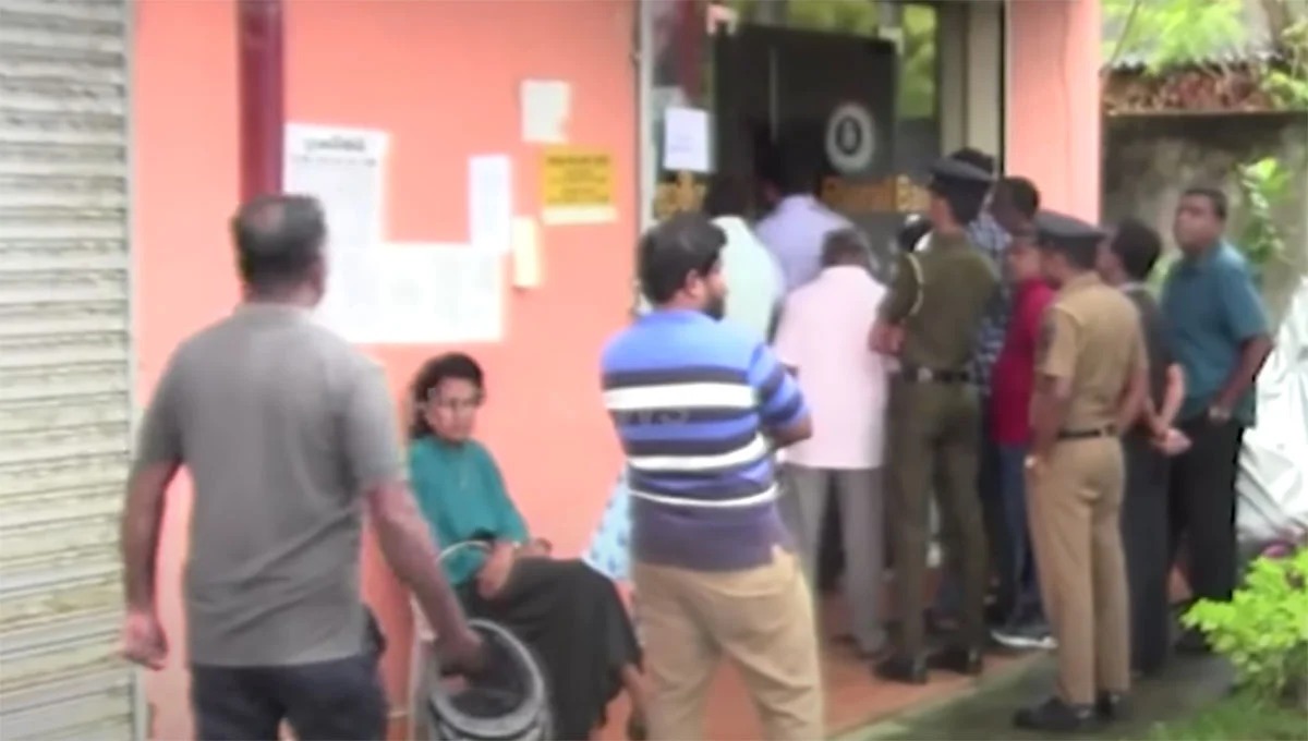 கூட்டுறவு தேர்தல் வாக்குச் சீட்டுகளை எடுத்துக் கொண்டு ஓடிய திசைகாட்டி ஆதரவாளர்.