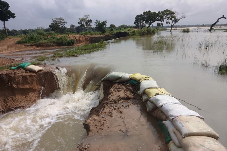 கிளிநொச்சி ஐயன்குளம் ஏரியின் அணைக்கட்டு இரண்டு இடங்களில் உடைந்தன…