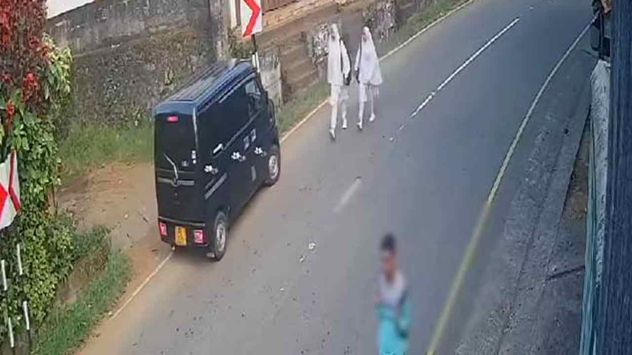 மாணவி கடத்தல் சம்பவம் தொடர்பாக பொலிஸ் பொறுப்பதிகாரி இடைநீக்கம் : இருவர் இடமாற்றம்!