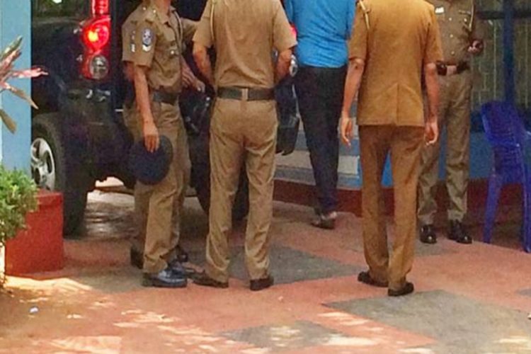 யாழ். வடமராட்சி முக்கிய நிதி நிறுவனமொன்றில் அடகு வைக்கப்பட்ட 22 லட்சம் மதிப்புள்ள தங்கத்தை கொள்ளையடித்த ஊழியர்கள்!