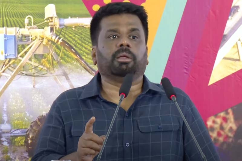 கூலிக்கு அமர்த்தப்படும் இராணுவ கொலையாளிகள் குறித்த விவரங்களை வெளிப்படுத்திய  ஜனாதிபதி அநுர (Video)  ஜனாதிபதியாகவும் , முப்படைகளின் தலைமைத் தளபதியாகவும் இருக்கும் ஜனாதிபதி அநுர குமார திசாநாயக்க , பாதாள உலகக் கொலையாளிகள் குழு இராணுவத்தைச் சேர்ந்தவர்கள் என்பதை வெளிப்படுத்தியுள்ளார்.  இதை வெளிப்படுவதற்கு மூன்று நாட்களுக்கு முன்பு, மன்னாரில் நடந்த இரட்டைக் கொலையின் முக்கிய சந்தேக நபர் , பணியில் உள்ள  இராணுவ படையில் பணியில் உள்ள ஒருவர் என  இலங்கை காவல்துறையினரால் அறிவிக்கப்பட்டார்.  அவருக்கு உதவிய மற்றும் உடந்தையாக இருந்த முக்கிய சந்தேக நபர் ஓய்வுபெற்ற இராணுவ உறுப்பினர் ஆவார், அவர் 2023 இல் நடந்த இரட்டைக் கொலையிலும் பிரதான சந்தேக நபராவார்.  தனது அரசின் வெற்றியைக் கொண்டாடும் ஒரு பொதுக் கூட்டத்தில் உரையாற்றிய ஜனாதிபதி அனுர குமார திசாநாயக்க, இலங்கையை ‘குற்றவியல் நாடு’ என தெரிவித்ததோடு, நாட்டில் நிலவும் மோசமான சூழ்நிலையை நாட்டின் குடிமக்களுக்கு விளக்கினார், இராணுவத்திற்குச் சொந்தமான 73 தானியங்கி ஆயுதங்கள் பாதாள உலகத்தின் கைகளுக்கு சென்றுள்ளதாக தெரிவித்தார். அவற்றில் கிட்டத்தட்ட பாதி பறிமுதல் செய்யப்பட்டுள்ளதாகவும் அவர் கூறினார்.  இந்த நாட்டில் நிலைமை எவ்வளவு மோசமாக இருக்கிறது என்றால். இராணுவ முகாம்களில் உள்ள ஆயுதங்கள் வெளியே வந்துவிட்டன. ஒரு குறிப்பிட்ட இராணுவ முகாமில், எழுபத்து மூன்று T56 கள் பாதாள உலகத்தினரது கைகளுக்கு சென்றுள்ளன. தற்போது 38 பேரை நாங்கள் கைது செய்துள்ளோம். 35 பேரை நாங்கள் தேடுகிறோம்.கைது செய்யப்பட்டவர்களில் ஒருவர் T56 துப்பாக்கியுடன் கைது செய்யப்பட்டுள்ளார், அவர் சிவில் பாதுகாப்புப் படையைச் சேர்ந்தவர்.  பாதாள உலகத்தைச் சேர்ந்த 13 பேர் ஏற்கனவே கைது செய்யப்பட்டுள்ளதாக ஜனாதிபதி அனுர குமார திசாநாயக்க மேலும் தெரிவித்தார்.  எங்களிடம் ஒரு பெரிய மற்றும் மதிப்புமிக்க இராணுவம் உள்ளது. இராணுவத்தின் கௌரவத்தைப் பாதுகாக்கும் ஏராளமான மக்கள் உள்ளனர். அந்த மக்களிடையே, இராணுவத்திடம் உள்ள ஆயுதங்கள் பாதாள உலகத்திற்குச் சென்றுவிட்டன. நாட்டின் நிலைமை அப்படித்தான். இராணுவத்திற்குள் உள்ள பலர், பாதாள உலகில் கூலிக்காகச்  சுட்டு கொலை செய்து விட்டு , பின்னர் முகாமுக்குத் திரும்புகிறார்கள். அவர்களில் 13 பேர் கைது செய்யப்பட்டுள்ளனர். நமக்கு முன்னால் ஒரு கொலைகார அரசு உள்ளது. யார் நம்புவார்கள், எங்கே நம்புவார்கள்? இந்த நிலைமைக்கு  நாடு வந்துவிட்டது .    மூன்று மாதங்களுக்கு முன்பு இலங்கையின் நிறைவேற்று ஜனாதிபதியாக பதவியேற்ற அனுர குமார திசாநாயக்க, 19 ஆம் திகதி கட்டுகுருந்தவில் உள்ள மக்களுக்கு தனது ஆட்சியின் கீழ் உள்ள ‘குற்ற அரசை’ சுத்தம் செய்வதாக வாக்குறுதி அளித்தார், மேலும் பாதாள உலகத்திற்கு அரசியல் ஆதரவு கிடைக்கிறது என்பதை விளக்கினார். .  அரசியல் பாதுகாப்புடன் முகாம்களில் உள்ள ஆயுதங்கள் பாதாள உலகத்திற்கு வருகின்றன என்றால், லட்சக்கணக்கான இராணுவத்தின் பெரிய எண்ணிக்கையிலானவர்கள் அல்ல, ஆனால் கை விரல் விட்டு எண்ணக் கூடிய நிலையை விட சற்று அதிகமான ஒரு குழுவே வெளியே சென்று கூலிக்கு கொலை செய்து விட்டு முகாமுக்குத் திரும்புகிறது. அவர்களில் 13 பேர் கைது செய்யப்பட்டுள்ளனர். நாட்டின் நிலைமை இதுதான், அதாவது இது ஒரு குற்றவியல் அரசு. எதையும் எங்கும் நம்ப முடியாத ஒரு அரசு இது. அத்தகைய ஒரு நிலையில் நாம்  இருக்கிறோம் அரசாக. நாங்கள் அதை ஒவ்வொன்றாக சுத்தம் செய்கிறோம்.”  மன்னார் இரட்டைக் கொலைகள்  வடக்கில் நடந்த தொடர்ச்சியான கூலிக்கு கொலைகளில் துப்பாக்கிச் சூடு நடத்தியவர்களுக்கு இராணுவத்துடன் தொடர்பு இருப்பதாக சமீபத்திய பல கைதுகள் மூலம் தெரியவந்துள்ளதாக போலீசார் தெரிவிக்கின்றனர்.   ஜனவரி 16 ஆம் திகதி மன்னார் மாஜிஸ்திரேட் நீதிமன்றத்திற்கு அருகில் நடந்த துப்பாக்கிச் சூட்டில் இரண்டு பேர் கொல்லப்பட்ட சம்பவத்தின் முக்கிய சந்தேக நபர், ஜனவரி 18 ஆம் திகதி களனி பகுதியில் வைத்து மடு காவல் நிலைய போலீசாரால் கைது செய்யப்பட்டதாக   ஜனவரி 20, 2025 திங்கட்கிழமை அன்று அறிவித்தது. .  அவர் அமந்தொலுவ, சீதுவ பகுதியைச் சேர்ந்த 34 வயதுடையவர் என்றும், நாரஹேன்பிட்ட இராணுவ மருத்துவமனையில் மருத்துவ உதவியாளராகப் பணிபுரிகிறார் என்றும் பொலிஸார் மேலும் தெரிவிக்கின்றனர்.  இந்த துப்பாக்கிச் சூட்டில் கொல்லப்பட்டவர்கள், 2022 ஆம் ஆண்டு  மாட்டு வண்டி போட்டியின் போது இரு குழுக்களுக்கு இடையே ஏற்பட்ட மோதலில் கொல்லப்பட்ட இரண்டு பேர்  தொடர்பான வழக்கின் சந்தேக நபர்கள் என மாகாண நிருபர்கள் கூறுகின்றனர்.  மாகாண செய்தியாளர்களின் கூற்றுப்படி, கொலை செய்யப்பட்ட இருவர் மன்னார் உயிலங்குளம் மற்றும் நொச்சிகுளம் பகுதிகளைச் சேர்ந்த 61 வயதான சவேரியன் அருள் மற்றும் 42 வயதான செல்வகுமார் ஜூட் ஆவர்.  காவல்துறை அறிவித்தபடி, அவர்கள் இருவரும் ஆண்கள், ஆனால்  அதில் சிக்கிய ஒருவர் பெண்.  காவல்துறை அறிக்கையின்படி, மாஜிஸ்திரேட் நீதிமன்றத்திற்கு அருகில் நடந்த துப்பாக்கிச் சூட்டுக்கு உதவிய மற்றும் உடந்தையாக இருந்த ஒரு முக்கிய சந்தேக நபர் ஜனவரி 18 ஆம் திகதி பேசாலை பகுதியில் வைத்து கைது செய்யப்பட்டார்.   பேசாலை காவல் நிலைய அதிகாரிகள் குழுவால் கைது செய்யப்பட்ட சந்தேக நபர், மாத்தளை, கைகாவல பகுதியைச் சேர்ந்த 38 வயதான ஓய்வுபெற்ற இராணுவ சார்ஜென்ட் ஆவார், மேலும் அவர் களனி பகுதியில் தற்காலிகமாக வசிப்பவர் என்று போலீசார் தெரிவித்தனர்.  மேலும் நடத்திய விசாரணையின் மூலம், இந்த சந்தேக நபர் கடந்த 24.08.2023ஆம் ஆண்டு அடம்பன் காவல் பிரிவின் மொல்லிகண்டல் பகுதியில் துப்பாக்கியால் சுட்டு இரட்டைக் கொலை செய்த குற்றத்தின் முக்கிய சந்தேக நபர் என்பது தற்போது தெரியவந்துள்ளதாக காவல்துறை அறிக்கையில் மேலும் தெரிவிக்கப்பட்டுள்ளது.   ஜூலை 8, 2022 அன்று, ஒரு மாட்டு வண்டி போட்டியின் போது, ​​உயிலங்குளம் மற்றும் நொச்சிகுளம் பகுதிகளைச் சேர்ந்த இரு குழுக்களிடையே ஏற்பட்ட மோதலில் ஒரே குடும்பத்தைச் சேர்ந்த இரண்டு சகோதரர்கள் வெட்டிக் கொல்லப்பட்டனர். இதற்குப் பழிவாங்கும் விதமாக, 2023 ஆகஸ்ட் மாதம் மன்னார் அடம்பன் காவல் பிரிவில் இரண்டு பேர் சுட்டுக் கொல்லப்பட்டனர் என சொல்கிறார்கள் என ஜனாதிபதி அநுர குமார திசாநாயக்க மக்களுக்கு நாட்டு நிலைமையை தெளிவுபடுத்தினார்.  https://youtu.be/vjEPiXDDaas