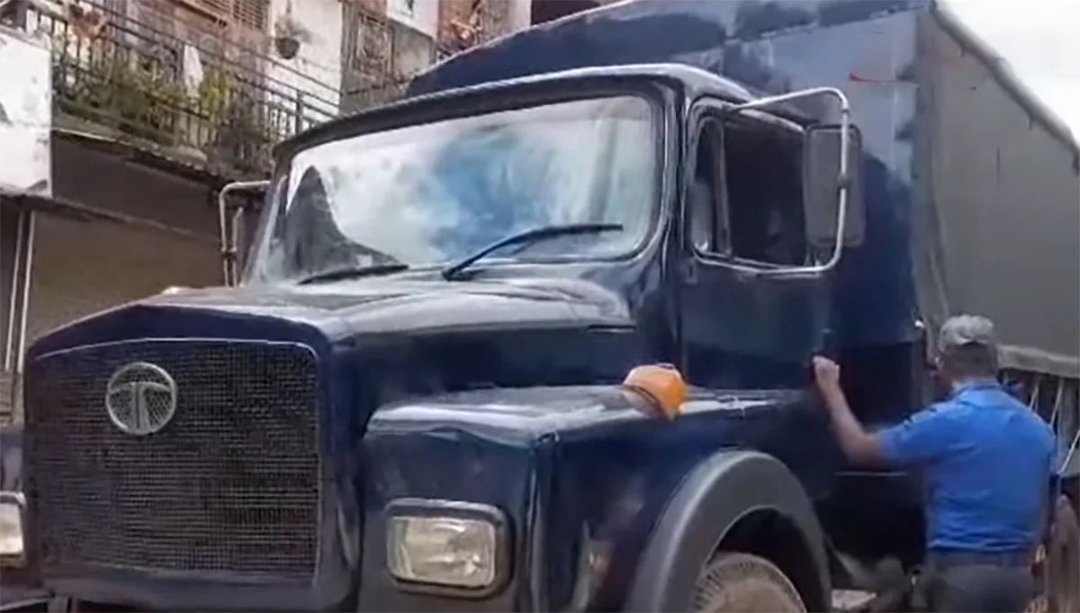 அரிசி விலையைக் கட்டுப்படுத்த படையினர் களத்தில் …. இராணுவம் லொரிகளில் அரிசி விநியோகம்..