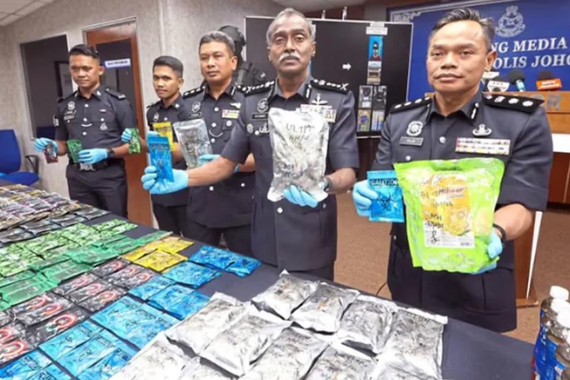 மலேசியாவில் பிடிபட்ட போதைப்பொருள் கும்பலிடமிருந்த போலி ஆவணங்களும் கள்ளநோட்டுகளும் கைப்பற்றப்பட்டன.