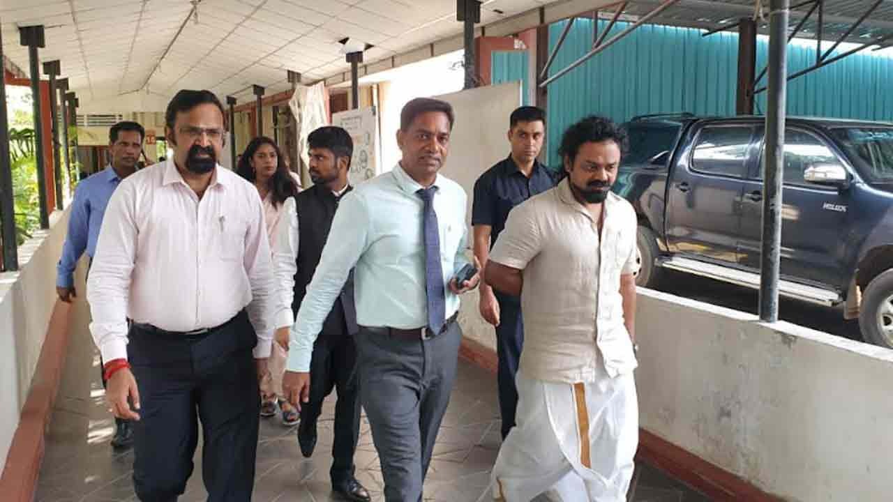 கடற்படையினரது  துப்பாக்கி பிரயோகத்தில் காயமடைந்த இந்திய மீனவர்களை பார்வையிட்ட யாழ். இந்திய துணைத்தூதுவர்.