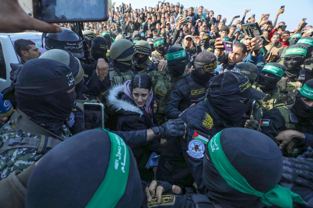 குழப்பம், நீண்ட இழுபறிக்குப் பின்னர் அடுத்தகட்ட இஸ்ரேல், பாலஸ்தீன பிணைக் கைதிகள் விடுவிப்பு (Video)