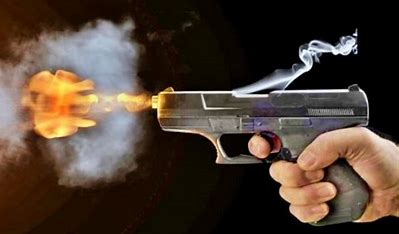 மோட்டார் சைக்கிளில் வந்த இருவர் காரில் இருந்த இருவர் மீது துப்பாக்கிச் சூடு.