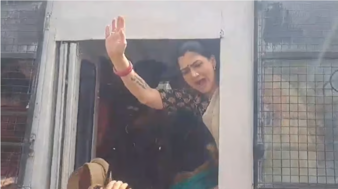 ஆர்ப்பாட்டத்தில் ஈடுபட்ட குஷ்பு உள்ளிட்ட பாஜக மகளிரணியினர் காவல்துறையினரால் கைது