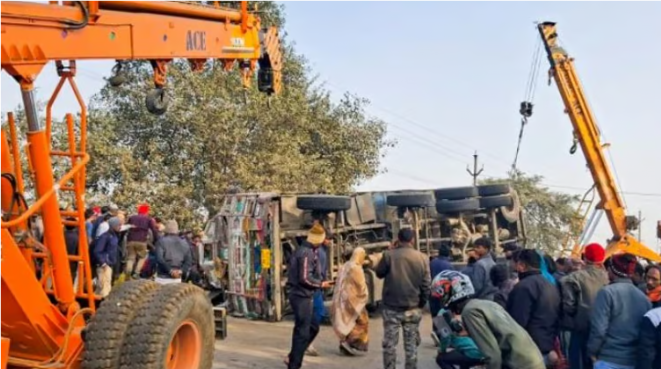 ஜார்க்கண்ட் மாநிலத்தில் லாரி மீது ஆட்டோ மோதியதில்  3 பள்ளிக் குழந்தைகள் உள்பட 4 பேர் பலி!