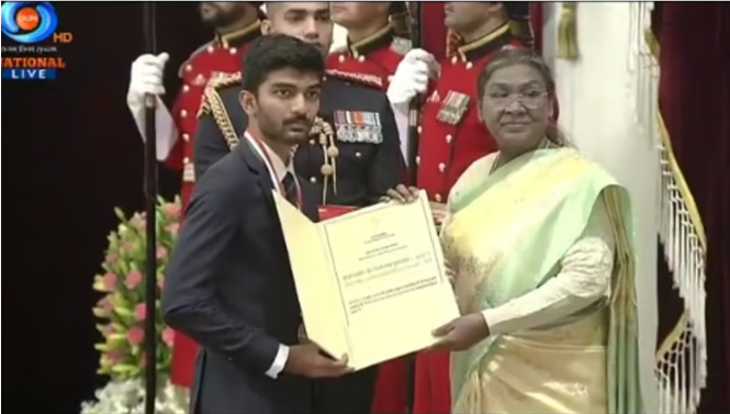 செஸ் வீரர் குகேஷுக்கு கேல் ரத்னா விருது வழங்கி கௌரவித்தார் குடியரசுத் தலைவர்