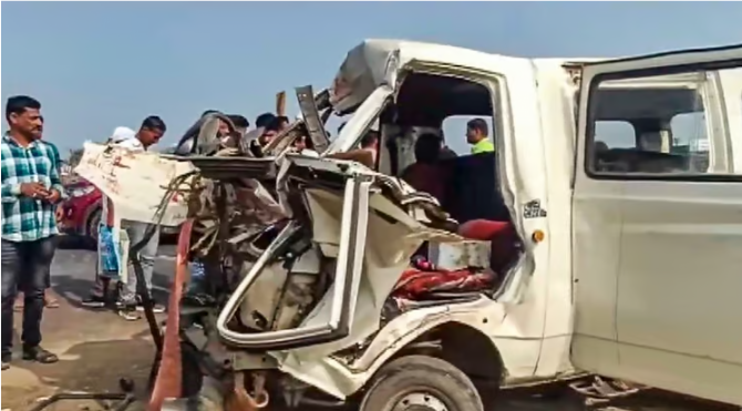 புணேவில் சாலையோரம் நிறுத்தப்பட்டிருந்த பேருந்து மீது மினி வேன் மோதியதில் 9 பேர் பலி!