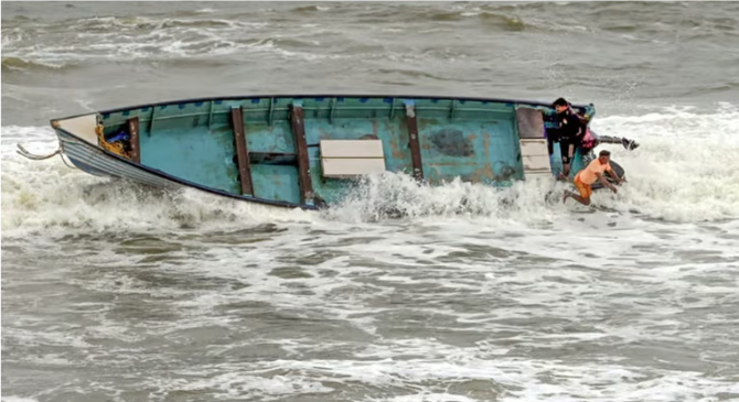 பிகாரில் கங்கையில் படகு கவிழ்ந்ததில் 3 பேர் பலி, 4 பேர் மாயம்
