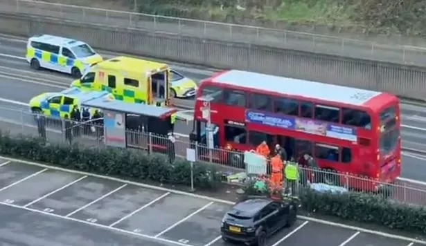 லண்டன் பேருந்தில் கத்தியால் குத்தப்பட்ட 14 வயதுச் சிறுவன் மரணம் : 2 பதின்ம வயதுச் சிறுவர்கள் கைது.