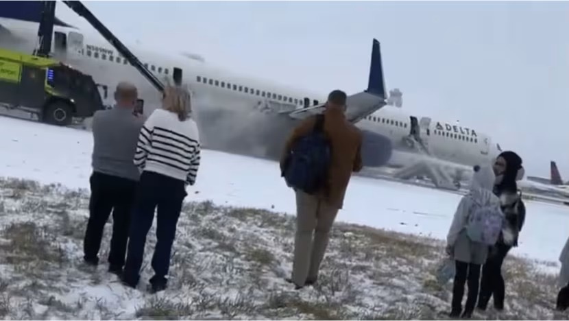 Delta விமானத்தில் இயந்திரக் கோளாறு : வெளியேறிய பயணிகள் (Video)