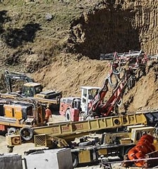 தென்னாப்பிரிக்க சுரங்கத்தில் சிக்கியவர்களை மீட்க மீட்பு நடவடிக்கை – 100 பேர் பலி.