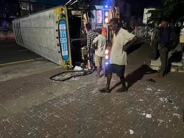 பாணந்துறை மேம்பாலத்திற்கு அருகில் பஸ் ஒன்று கவிழ்ந்து விபத்துக்குள்ளானதில் 4 பேர் படுகாயம்.