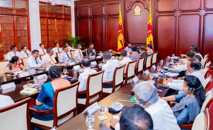 ஜனாதிபதி அலுவலகத்தில் நடைபெற்ற மாவட்டச் செயலாளர்களுடனான சந்திப்பு.