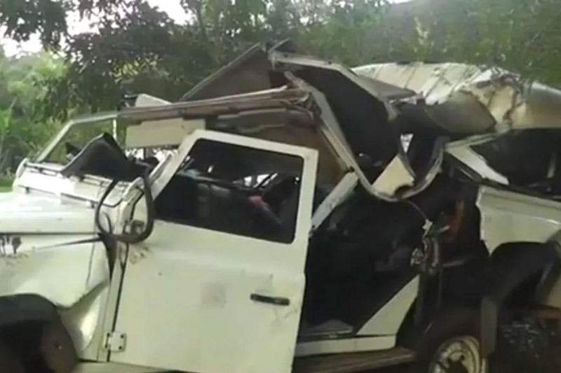 யாழில் இருந்து திரும்பிய ஜனாதிபதி பாதுகாப்புப் பணியாளர்கள்  டிஃபென்டர் விபத்தில் சிக்கியது.