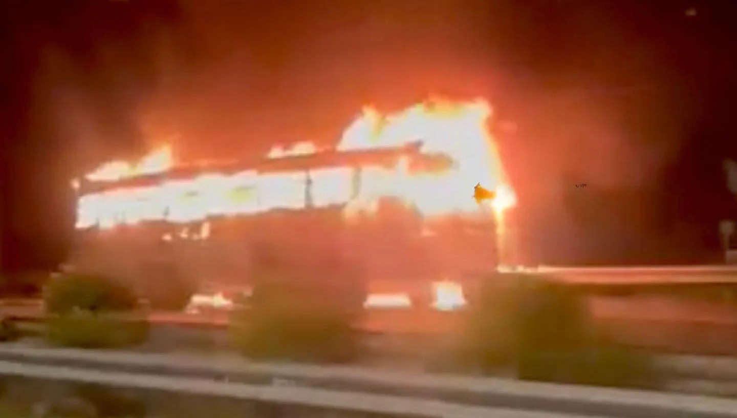 அதிவேக நெடுஞ்சாலையில் பேருந்து தீப்பிடித்து முழுமையாக எரிந்தது!