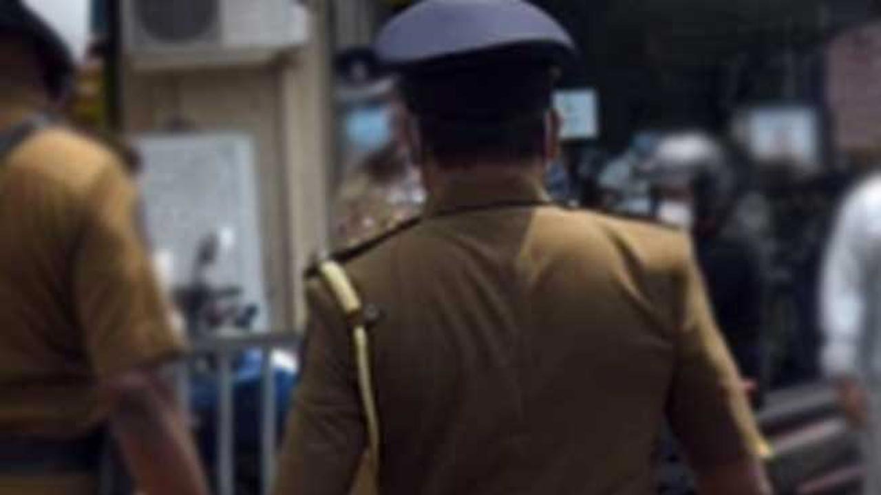 4 பொலிஸ் அதிகாரிகள் , பொறுப்பதிகாரி உட்பட பணிநீக்கம்.