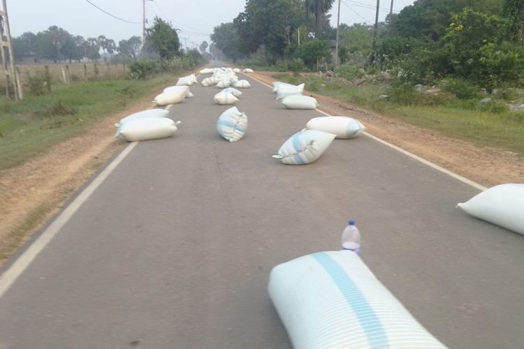 கண்டாவளை கிராம சேவகர் 4 மணி நேரம் நெல் மூட்டைகளை பரப்பி பிரதான வீதியை மறித்து அட்டூழியம்- நோயாளர் காவு வண்டிகளுக்கும் இடையூறு!