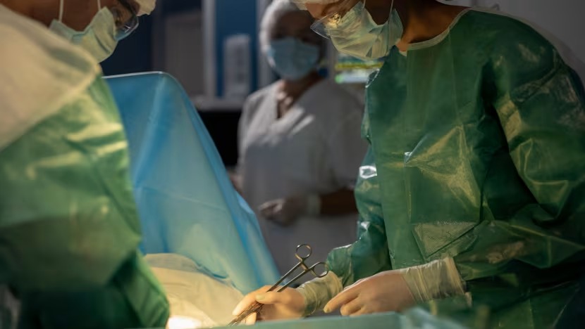 அறுவைச் சிகிச்சைக்குப் பின் நோயாளியின் உடலில் ஊசி – அகற்ற மறுக்கும் மருத்துவமனை.