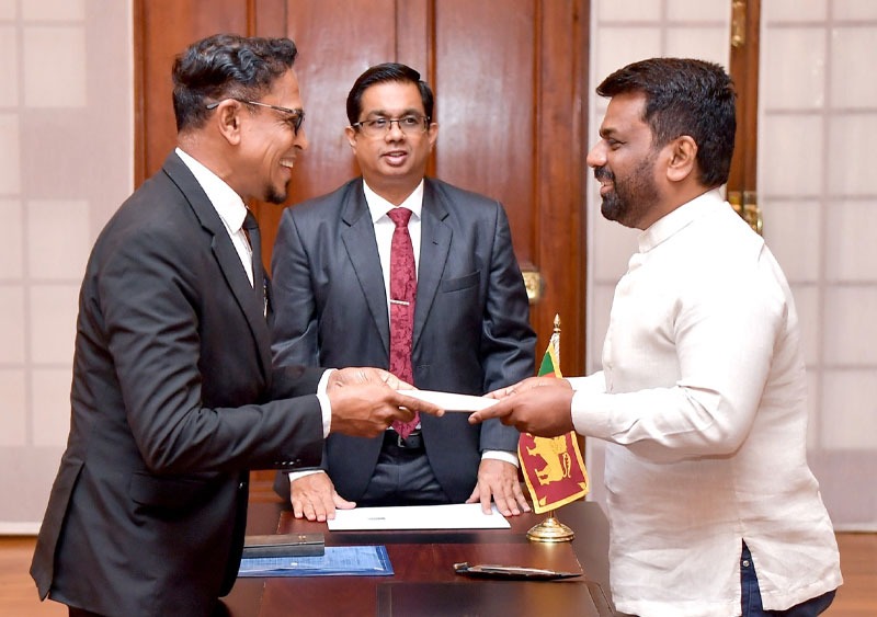 பதில் மேன்முறையீட்டு நீதிமன்றத் தலைவர் நீதிபதி லஃபார் தாஹிரின் பதவிக்காலம் நீடிப்பு.