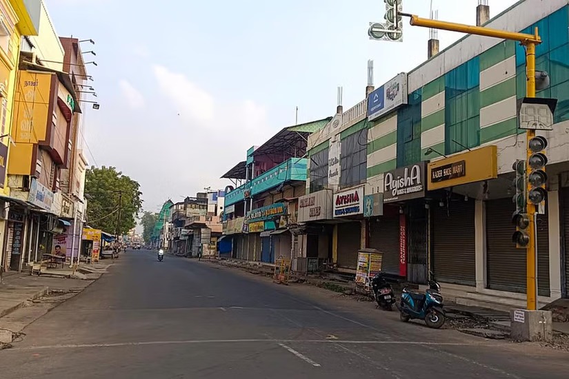 துப்பாக்கிச்சூடு நடத்திய இலங்கை கடற்படையைக் கண்டித்து காரைக்காலில் கடையடைப்பு.