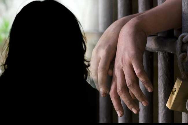 துப்பாக்கி மற்றும் கத்திகளுடன் இளம்பெண் கைது.