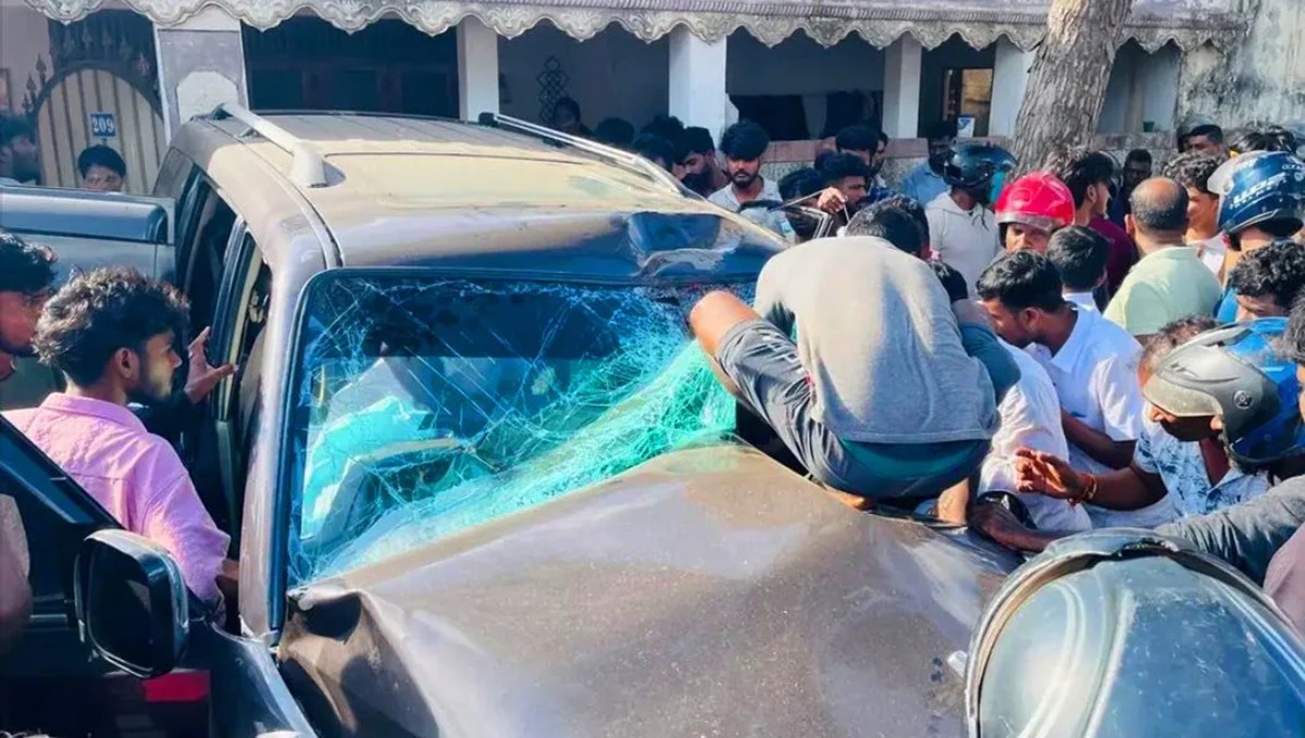 யாழ்.அதிகாரியின் மகன் குடிபோதையில் ஓட்டிய வாகனம் விபத்துக்குள்ளானது.