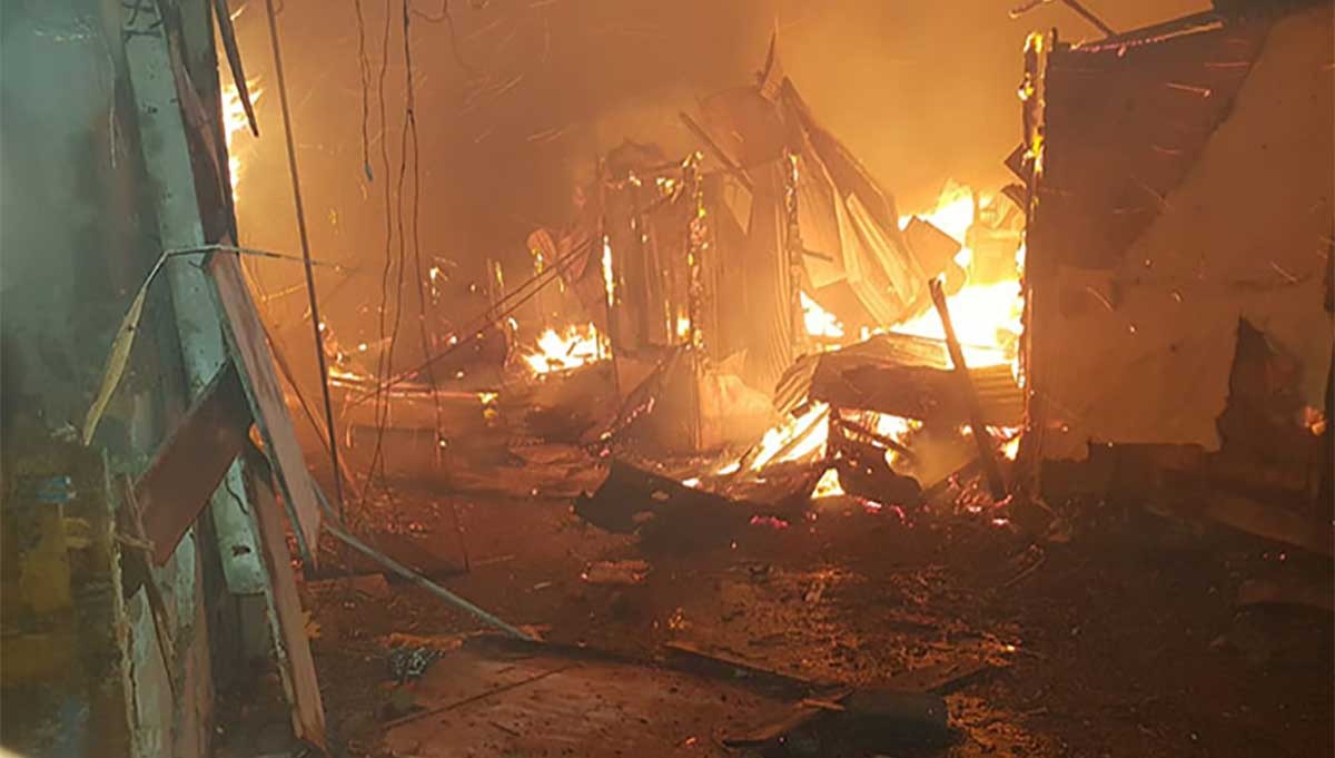 காசல்ரி தோட்ட காப்பகம் தீப்பிடித்தது…யாரோ தீ வைத்திருக்கலாம் என சந்தேகம்